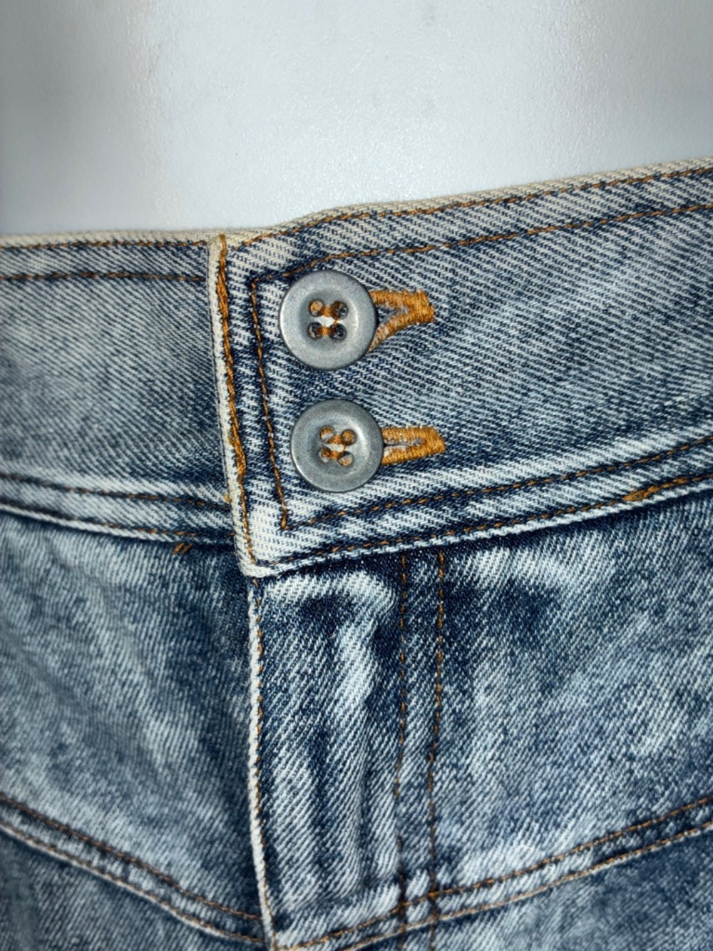 CHAUS Blue Acid Wash Denim Mini Skirt, Great Tailoring, Back Slit, Pockets 14 - Picture 6 of 12